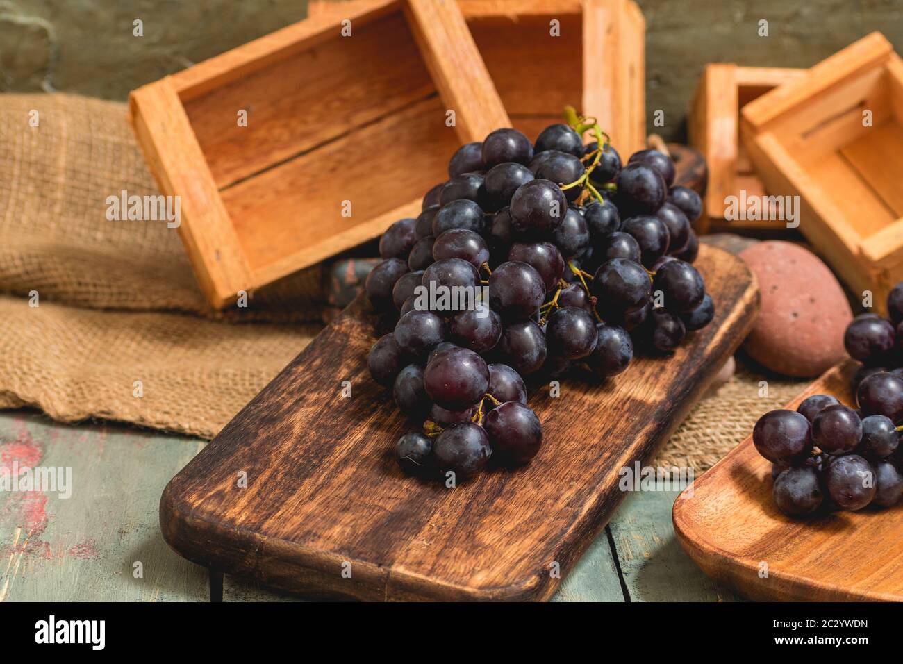 raisins frais fraîchement coupés dans un cadre rustique Banque D'Images
