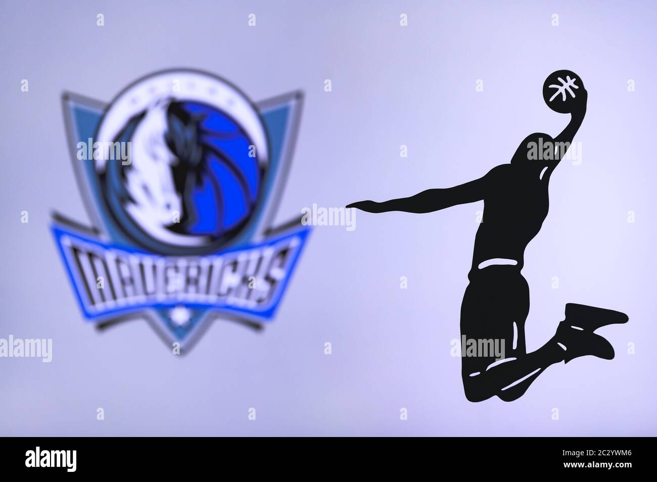 NEW YORK, Etats-Unis, 18 JUIN 2020 : logo du club de basket-ball Dallas Mavericks, silhouette de joueur de saut en panier, photo sportive NBA, espace de montage. Banque D'Images
