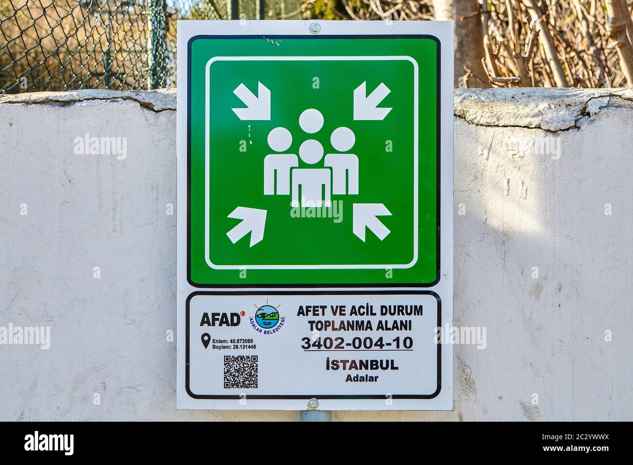 Istanbul, Turquie - 13 février 2020 : panneau de point de rassemblement d'urgence sur une clôture de l'île de Buyukada, une des îles Prince dans la Dtri d'Adalar Banque D'Images