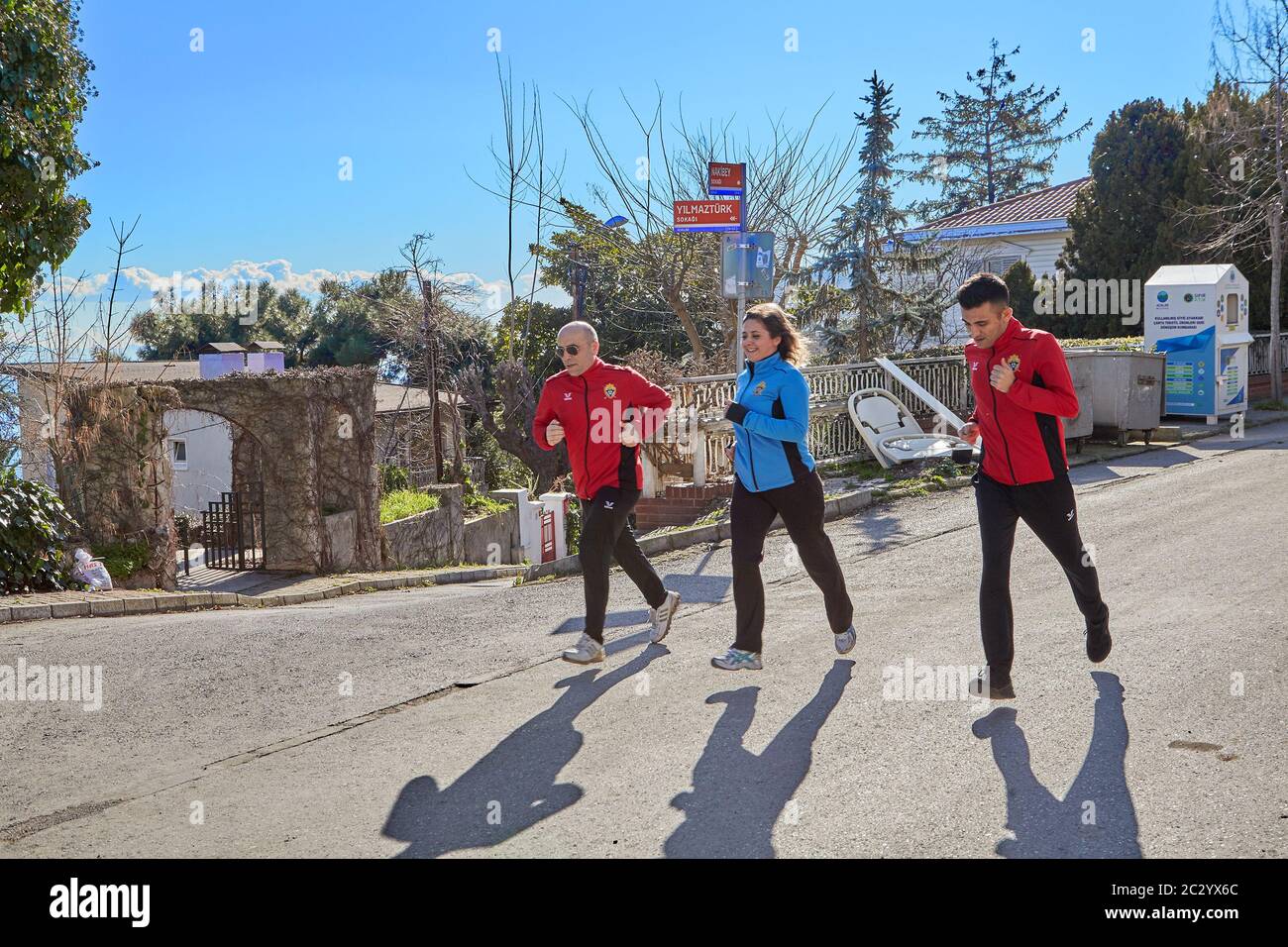 Istanbul, Turquie - 13 février 2020 : jogging vacanciers sur l'île de Buyukada, une des îles du Prince. Campeurs de scamper sur le discique d'Adalar Banque D'Images