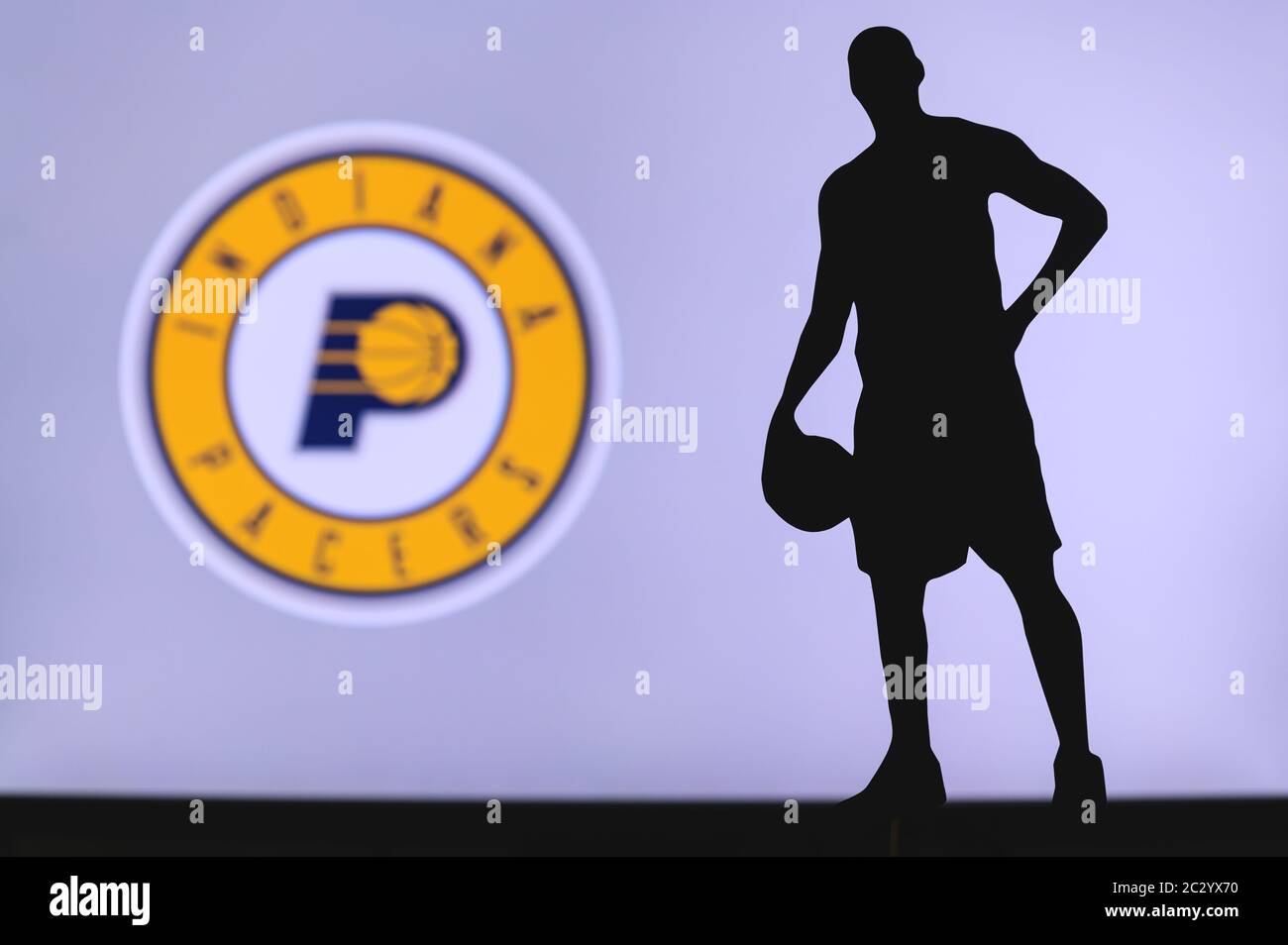 NEW YORK, Etats-Unis, 18 JUIN 2020 : logo Indiana Pacers du club de basket-ball professionnel de la ligue américaine. Silhouette du joueur de panier en premier plan. Sport Banque D'Images