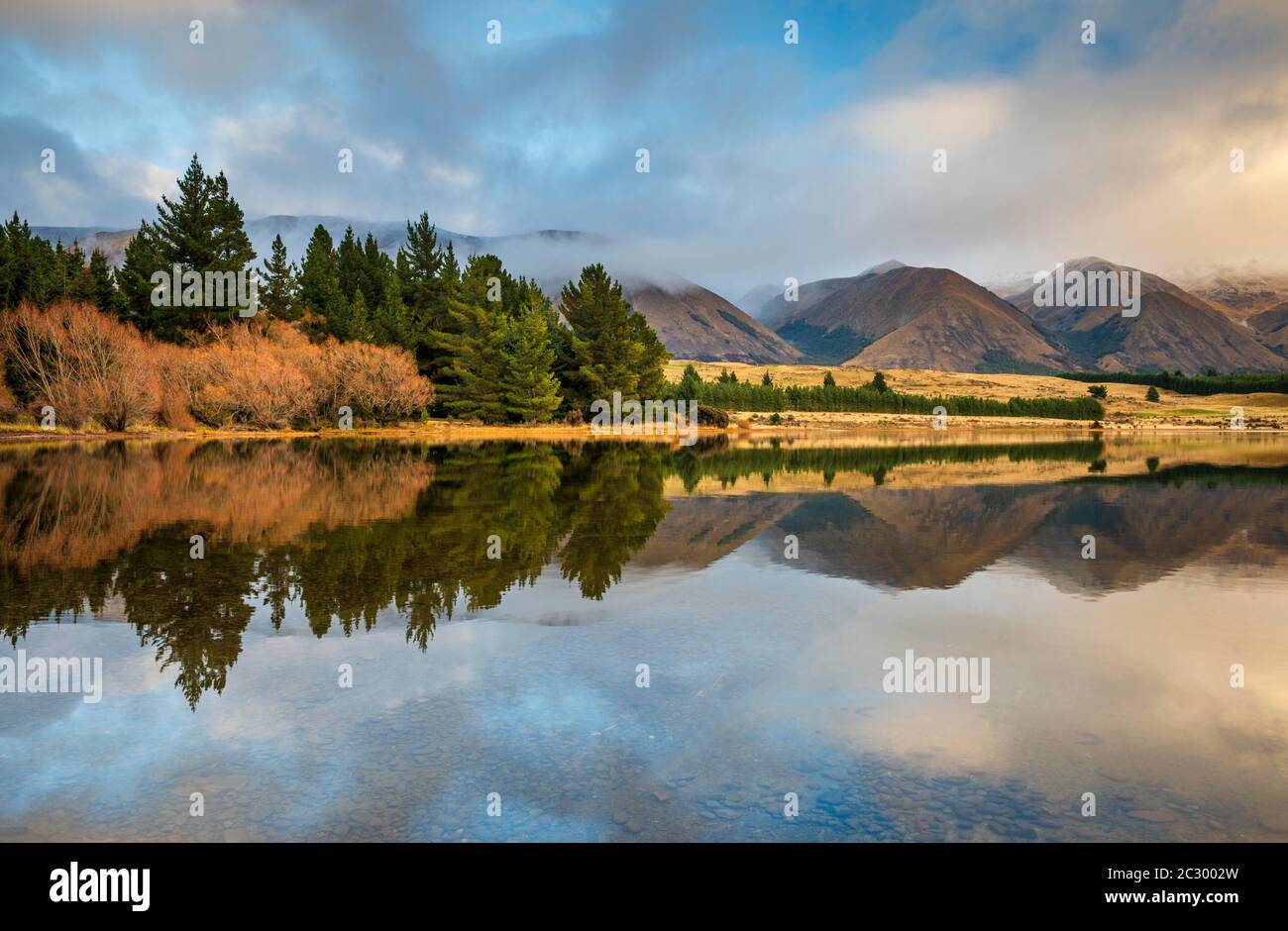 Réflexion d'automne au lac Ohau, Otematata, Canterbury, Nouvelle-Zélande Banque D'Images