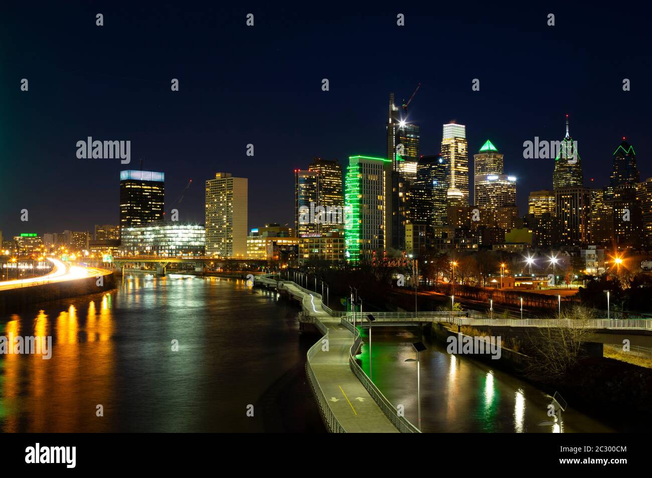 Paysage urbain de Philadelphie avec rivière et vert Philadelphia Eagles lumières sur les bâtiments la nuit, 2018, Pennsylvanie, États-Unis Banque D'Images