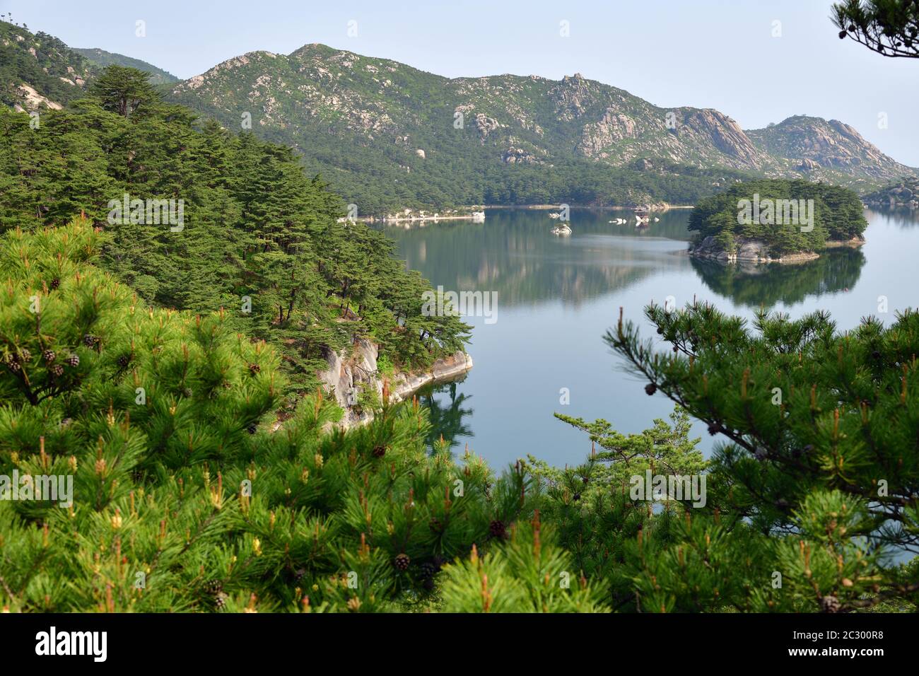 Paysage incroyable du lac Samilpo. Merveilleux reflets et île smal. C'est un des monuments naturels désignés par la Corée du Nord Banque D'Images