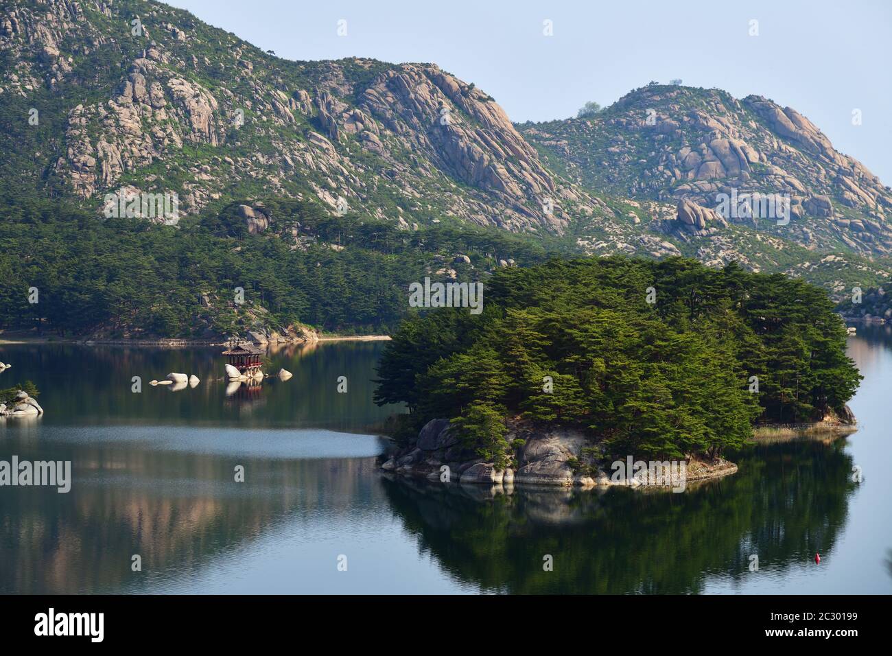 Paysage incroyable du lac Samilpo. Merveilleux reflets et île smal. C'est un des monuments naturels désignés par la Corée du Nord Banque D'Images