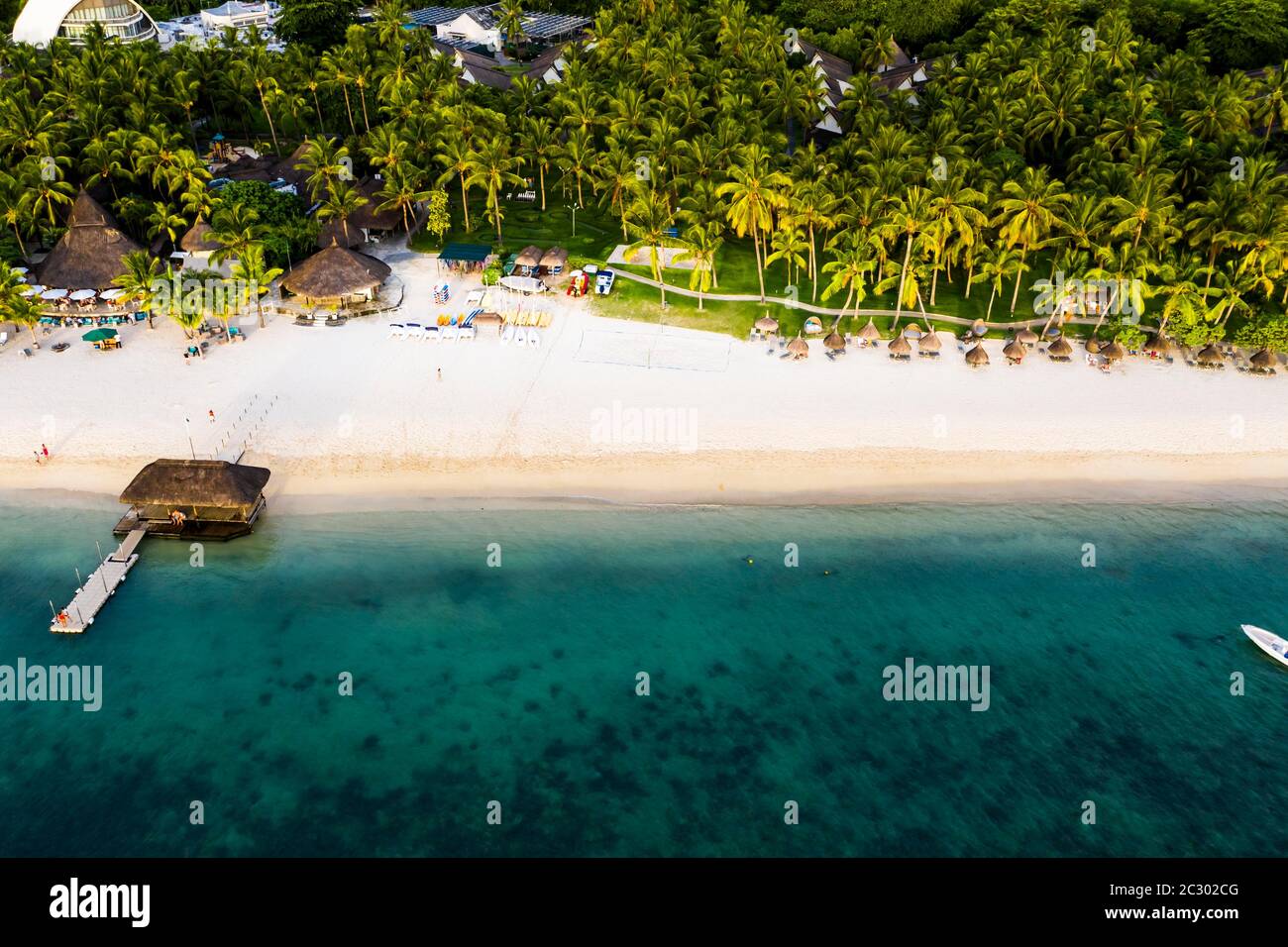 Vue aérienne, la plage de Flic en Flac et palmiers, Maurice, Afrique Banque D'Images