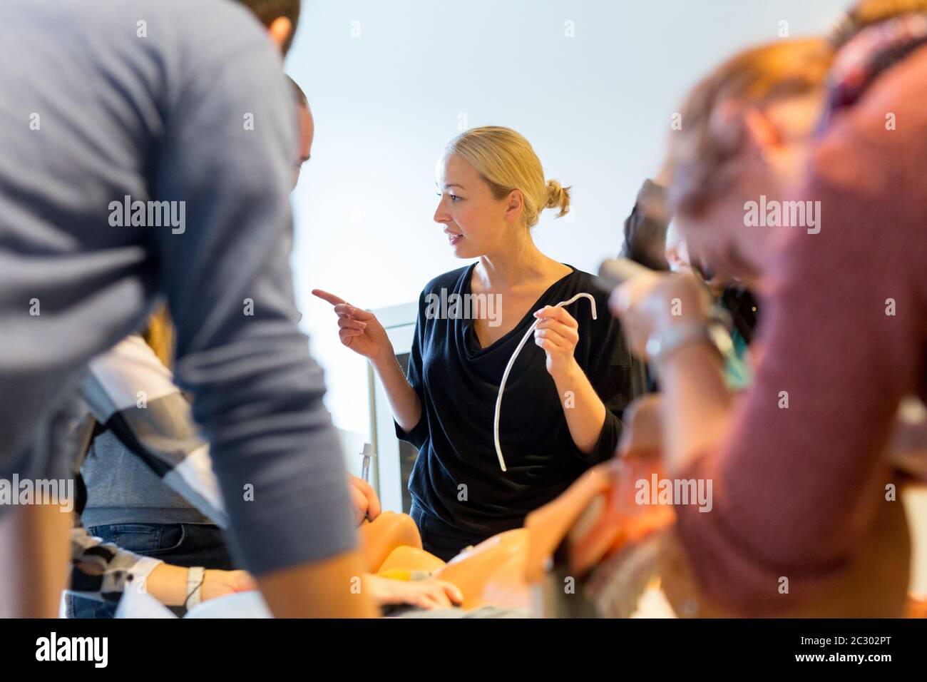 Un instructeur d'expert en médecine présentant la méthode d'intubation du patient sur la formation et l'atelier de formation médicale. Participants travaillant en équipes lea Banque D'Images