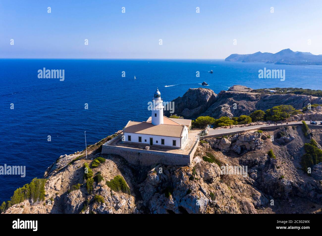 Vue aérienne, Phare loin de Capdepera avec falaises, Cala Ratjada, Majorque, Iles Baléares, Espagne Banque D'Images