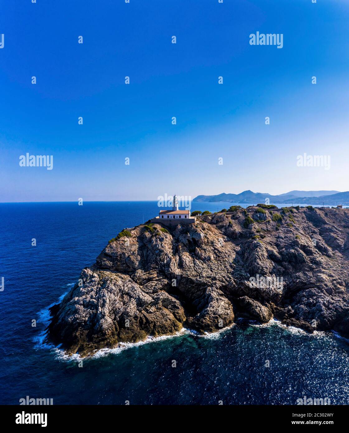 Vue aérienne, Phare loin de Capdepera avec falaises, Cala Ratjada, Majorque, Iles Baléares, Espagne Banque D'Images