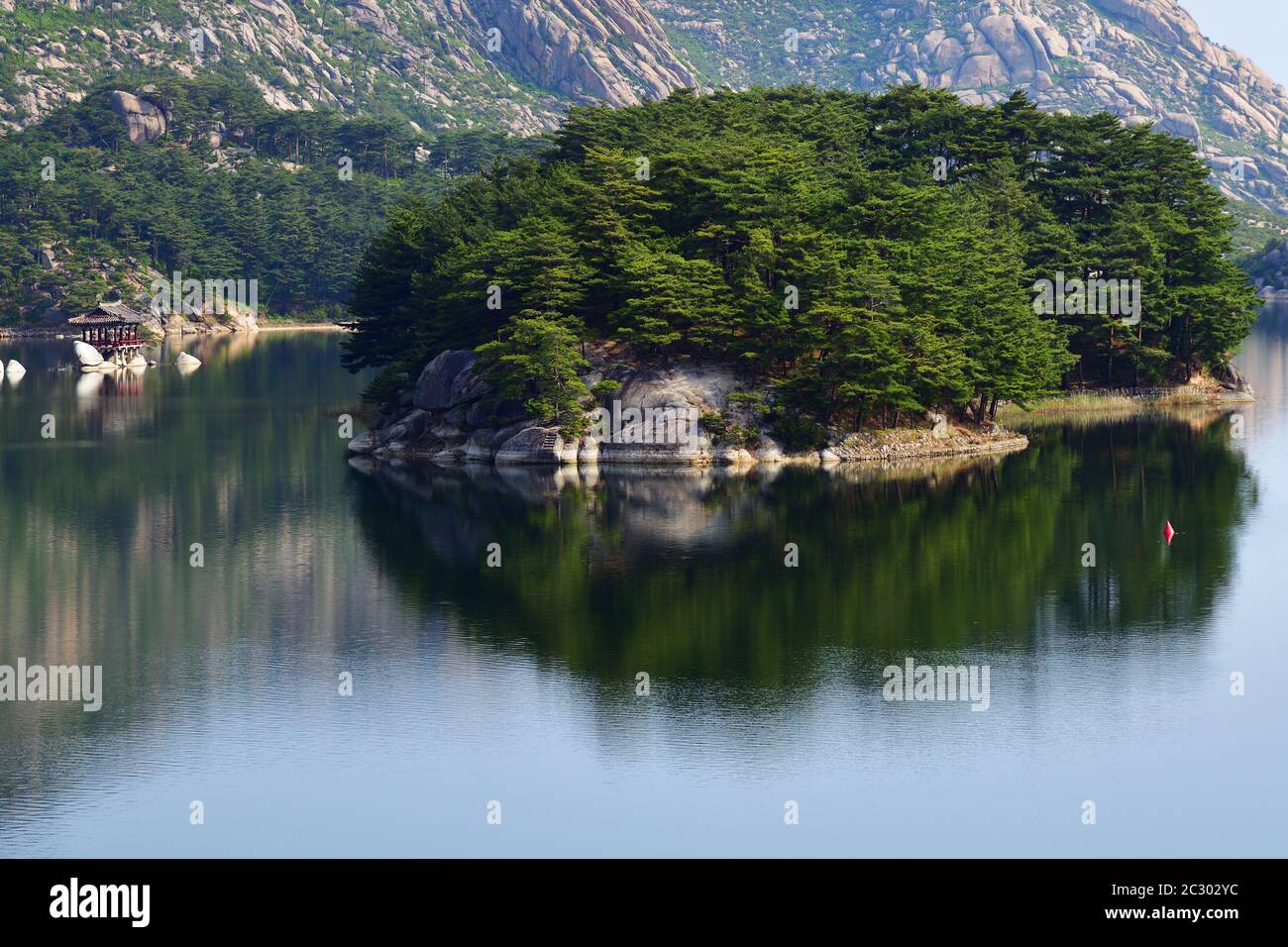 Paysage incroyable du lac Samilpo. Merveilleux reflets et île smal. C'est un des monuments naturels désignés par la Corée du Nord Banque D'Images