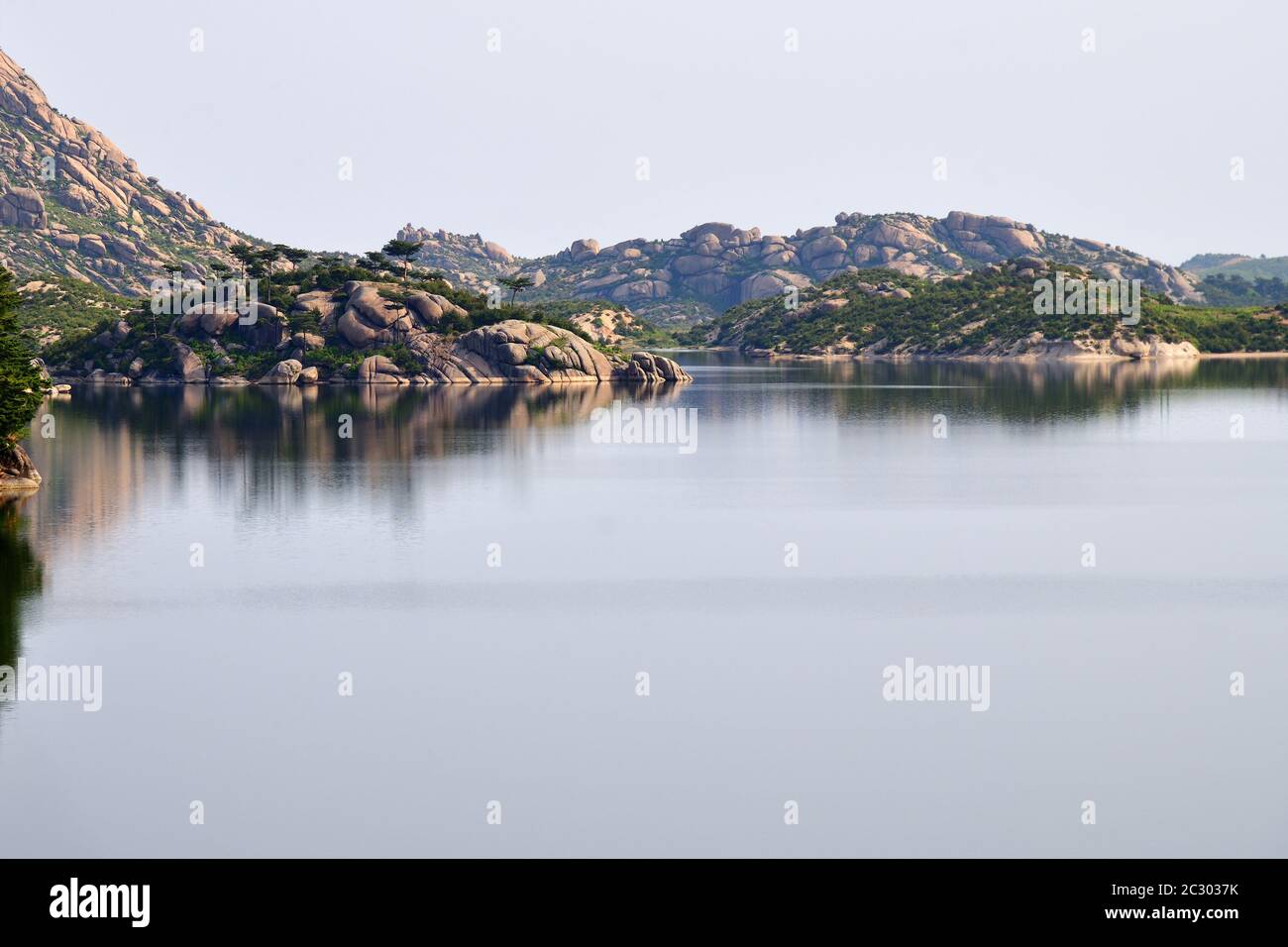 Paysage incroyable du lac Samilpo. Merveilleux reflets et île smal. C'est un des monuments naturels désignés par la Corée du Nord Banque D'Images