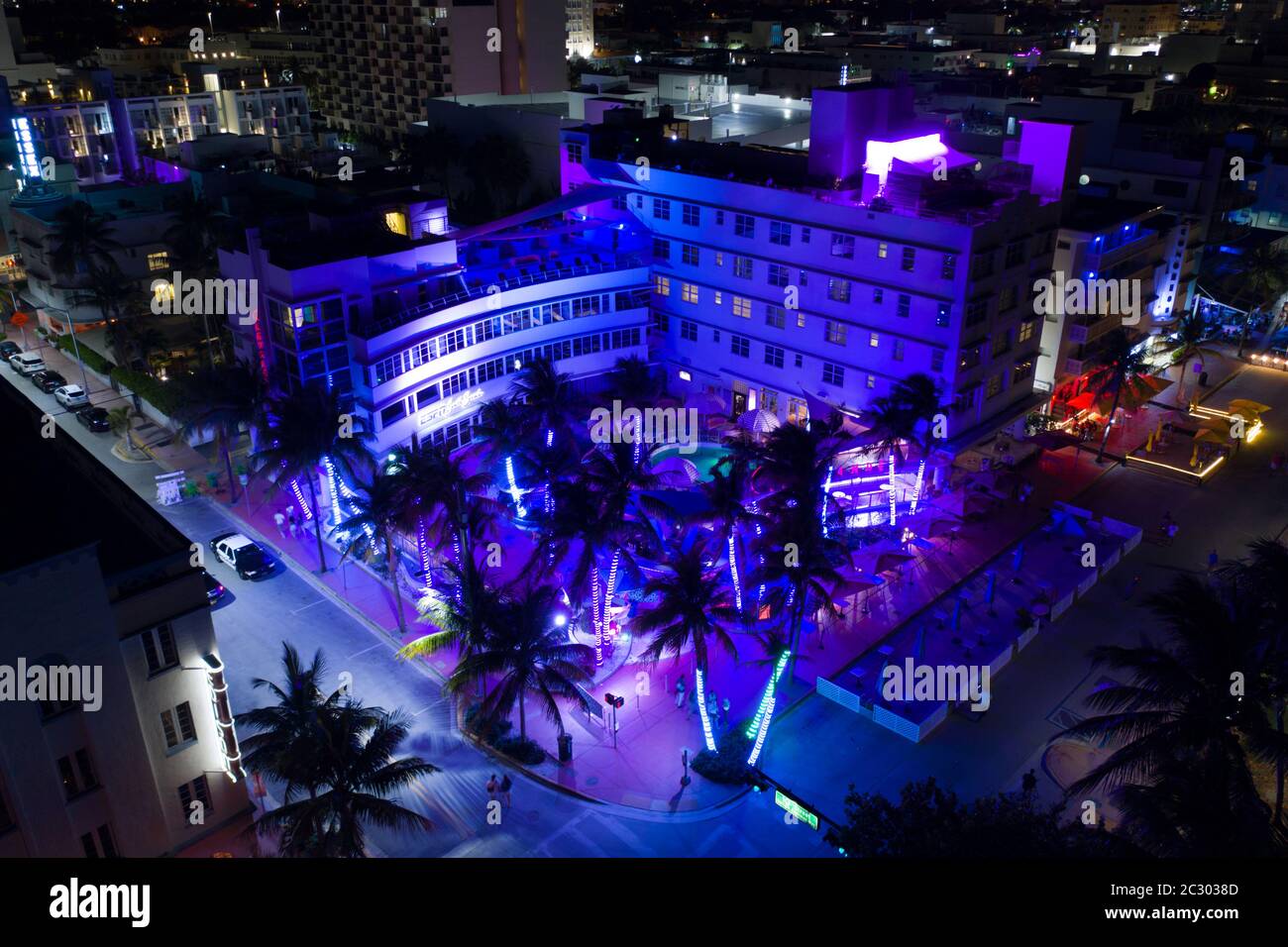 Photo de nuit aérienne Clevelander Hôtel Miami Beach et discothèque lumières bleues néon Banque D'Images