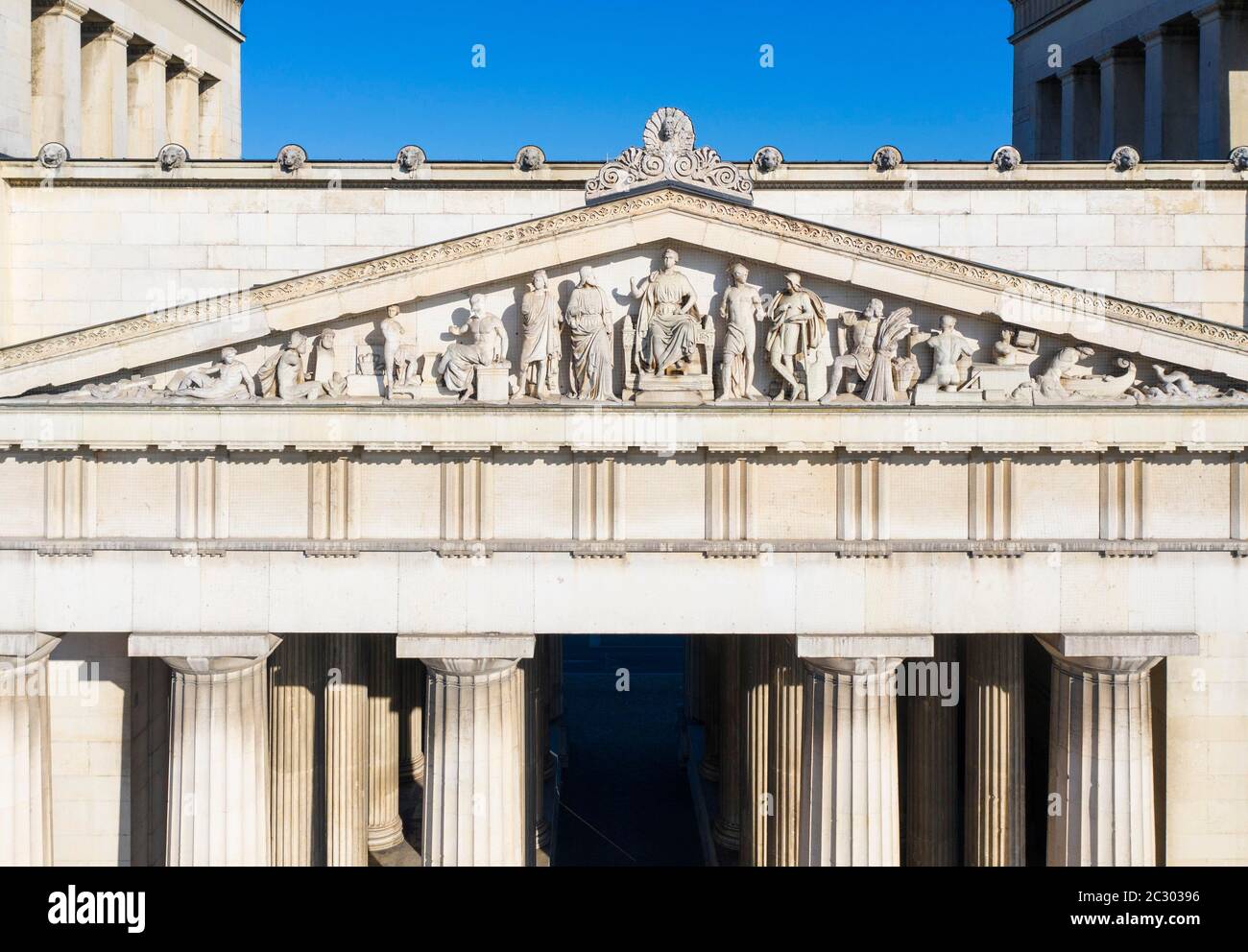 Propylaeen à Koenigsplatz, triangle de fronton avec figure frise sur le côté est, Maxvorstadt, Munich, tir de drone, haute-Bavière, Bavière, Allemagne Banque D'Images