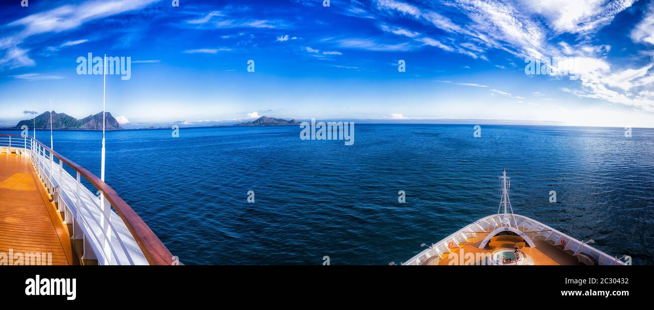 Vue panoramique depuis le bateau de croisière, Svolvaer, Lofoten, Norvège Banque D'Images