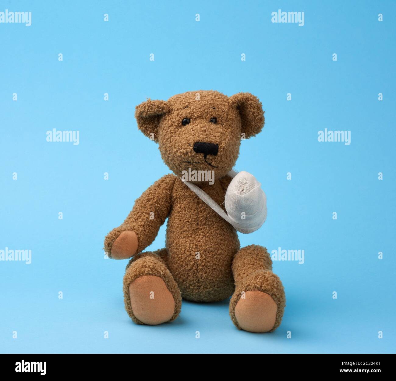 ours brun vintage rigolo nounours avec patte rembobinée avec bandage de  gaze blanc assis sur fond bleu, concept de blessures chez les enfants ou  les animaux Photo Stock - Alamy