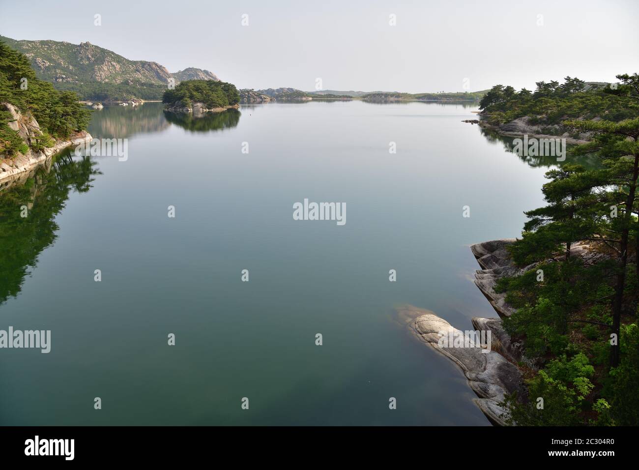 Paysage incroyable du lac Samilpo. Merveilleux reflets et île smal. C'est un des monuments naturels désignés par la Corée du Nord Banque D'Images