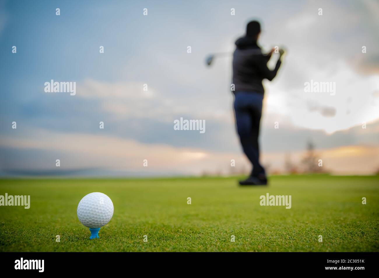 golfeur sur un terrain vert battant balle de golf. Banque D'Images