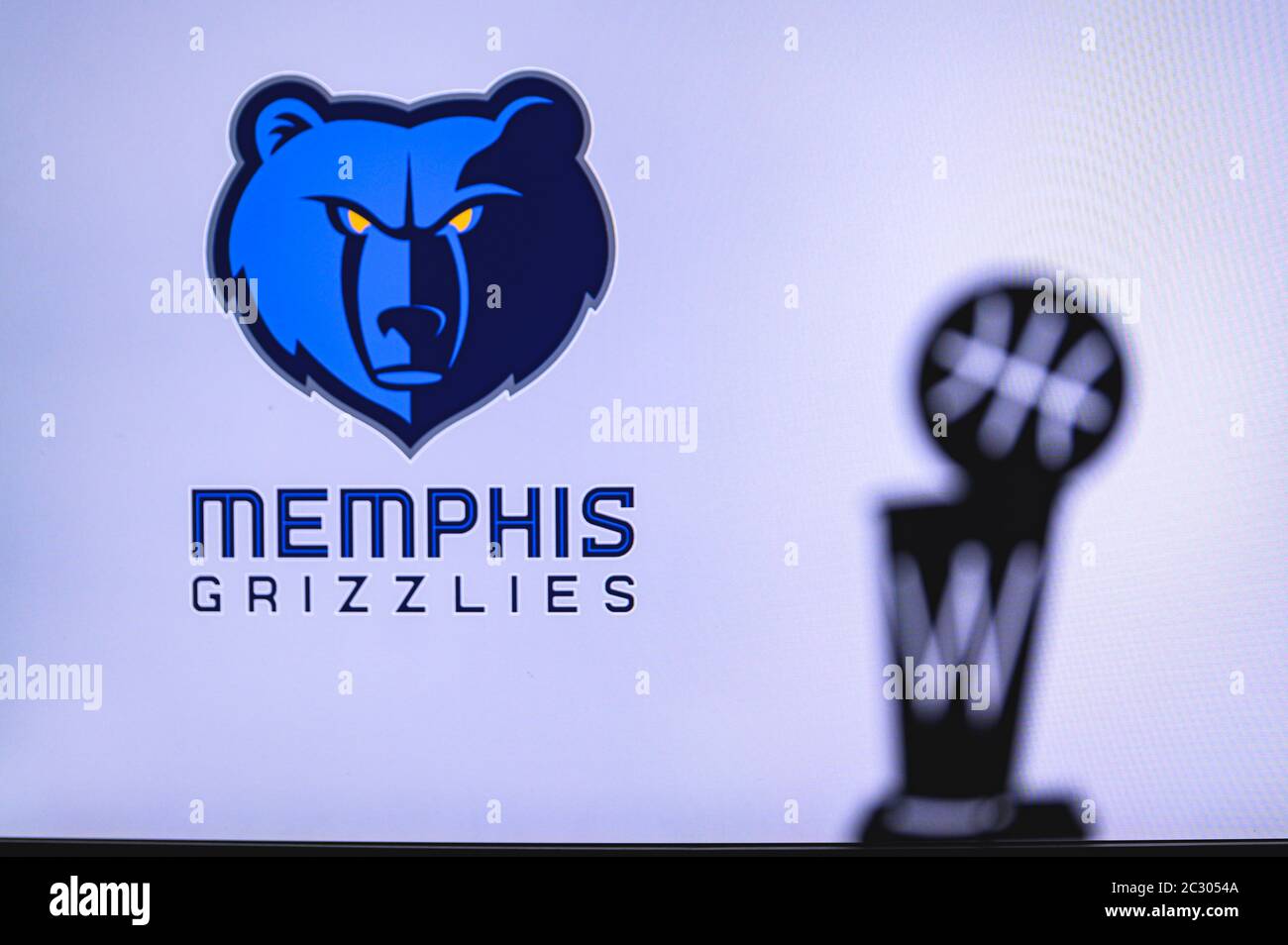 NEW YORK, Etats-Unis, 18 JUIN 2020 : Memphis Grizzlies Basketball club sur écran blanc. Silhouette du trophée NBA en premier plan. Banque D'Images