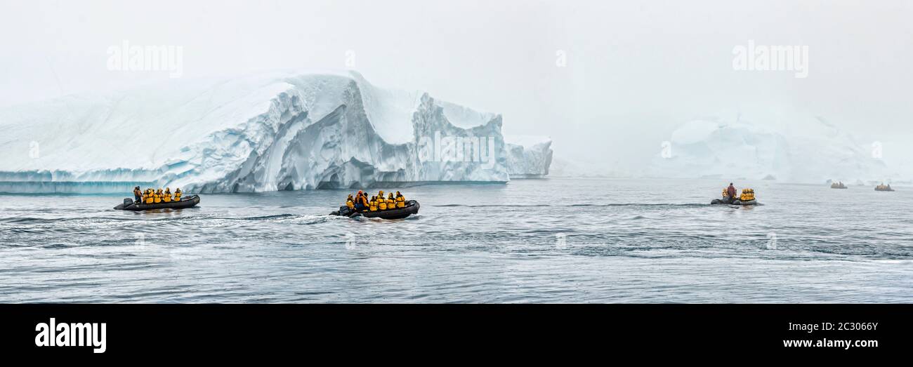 Bateaux de tourisme près de l'iceberg, Ilulissat Icefjord, Groenland Banque D'Images