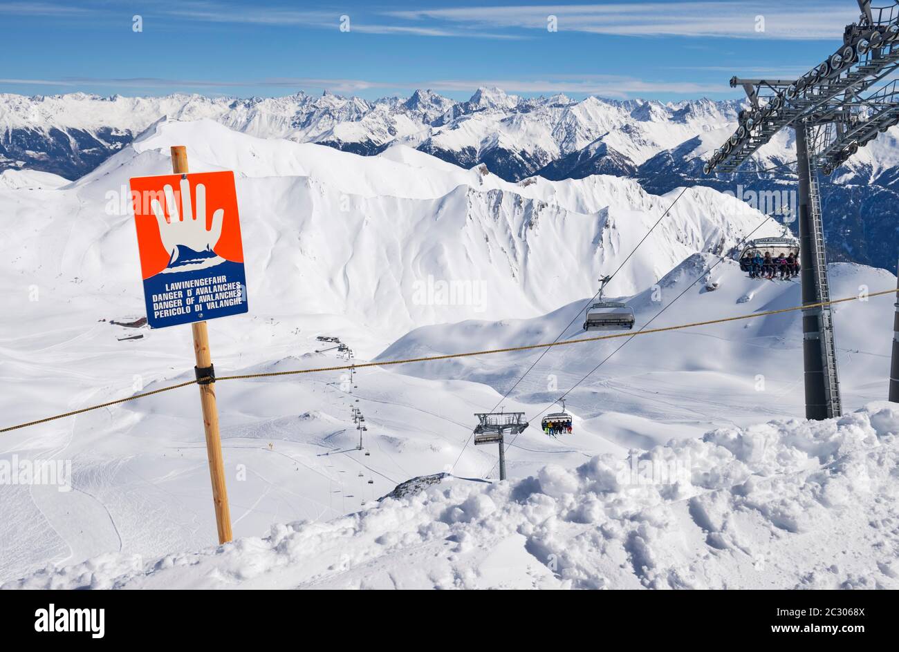 Panneau d'avertissement de danger d'avalanche, chaîne de montagnes enneigée, vue panoramique depuis Masnerkopf, domaine skiable de Serfaus Fiss Ladis, Tyrol, Autriche Banque D'Images