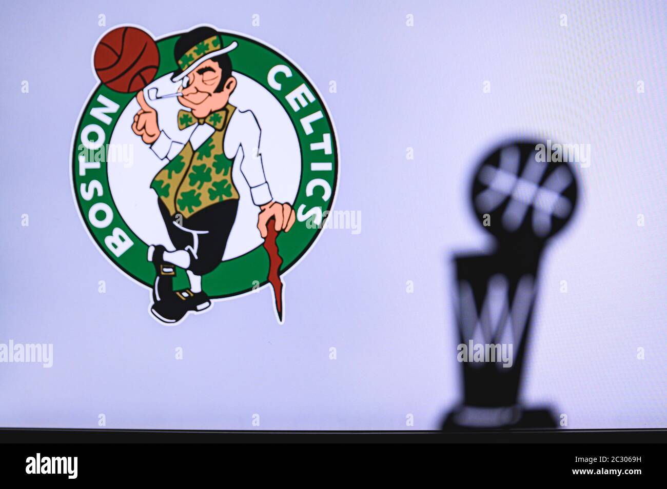NEW YORK, Etats-Unis, 18 JUIN 2020 : Boston Celtics Basketball club sur écran blanc. Silhouette du trophée NBA en premier plan. Banque D'Images