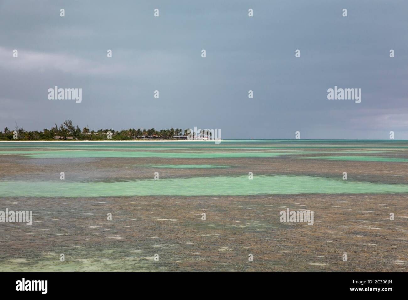L'île de Cayo Guillermo s'approche en rainstorm, archipel Jardines del Rey, Cuba Banque D'Images