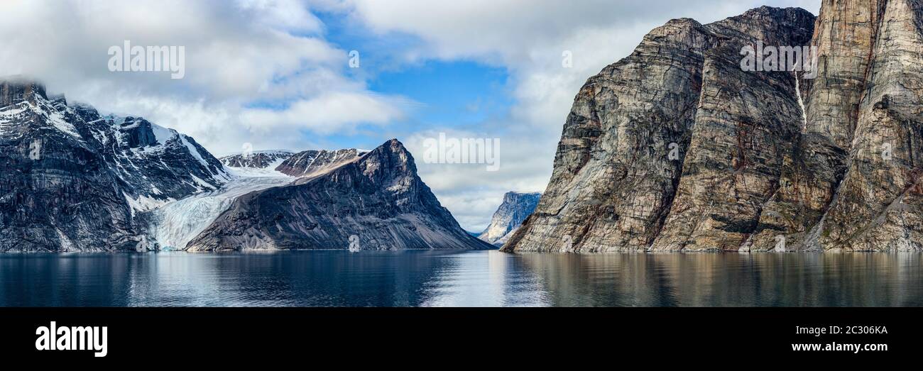 Paysage avec des montagnes sur la mer, le golfe de Buchan, l'île de Baffin, le Nunavut, le Nord du Canada Banque D'Images
