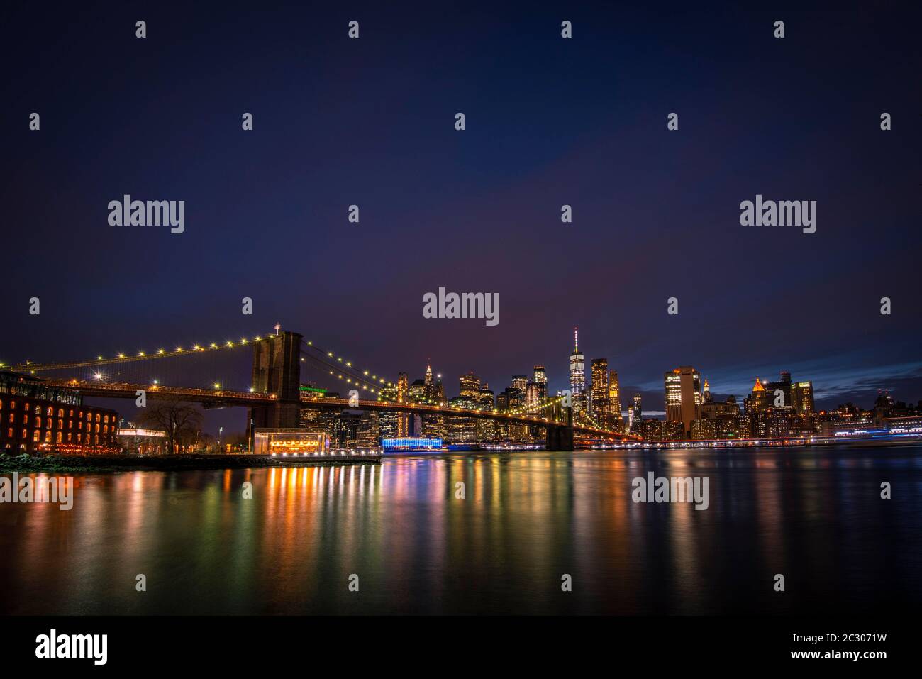 Vue de main Street Park la nuit sur l'East River jusqu'à la ligne d'horizon de Lower Manhattan, Brooklyn Bridge, Dumbo, Downtown Brooklyn, Brooklyn, New Banque D'Images