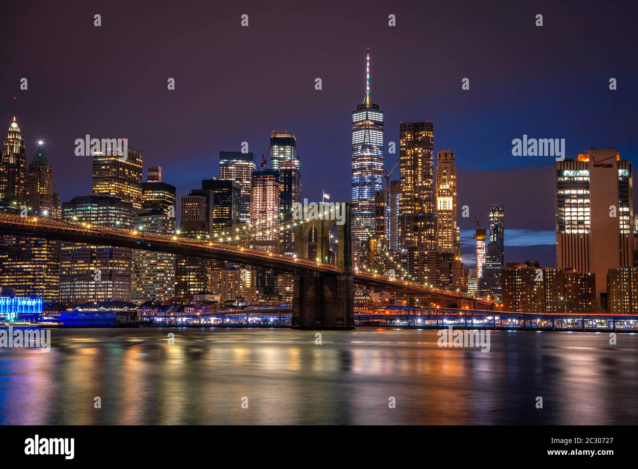 Vue de main Street Park la nuit sur l'East River jusqu'à la ligne d'horizon de Lower Manhattan, Brooklyn Bridge, Dumbo, Downtown Brooklyn, Brooklyn, New Banque D'Images