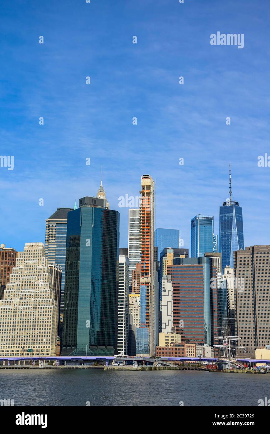 Vue depuis l'embarcadère 1 sur l'East River jusqu'à la ligne d'horizon de Lower Manhattan, Dumbo, Downtown Brooklyn, Brooklyn, New York Banque D'Images