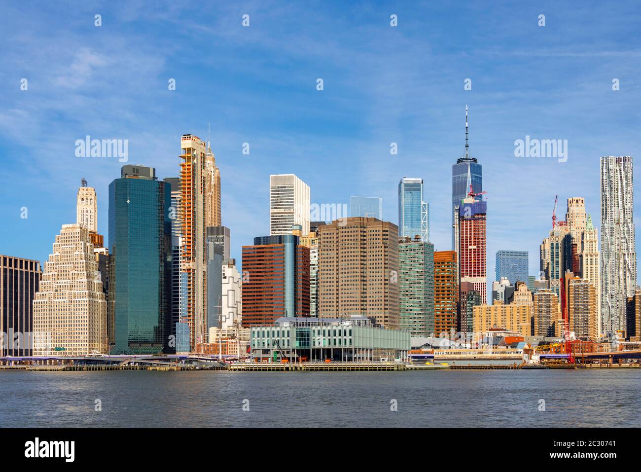 Vue depuis l'embarcadère 1 sur l'East River jusqu'à la ligne d'horizon de Lower Manhattan, Dumbo, Downtown Brooklyn, Brooklyn, New York, États-Unis Banque D'Images