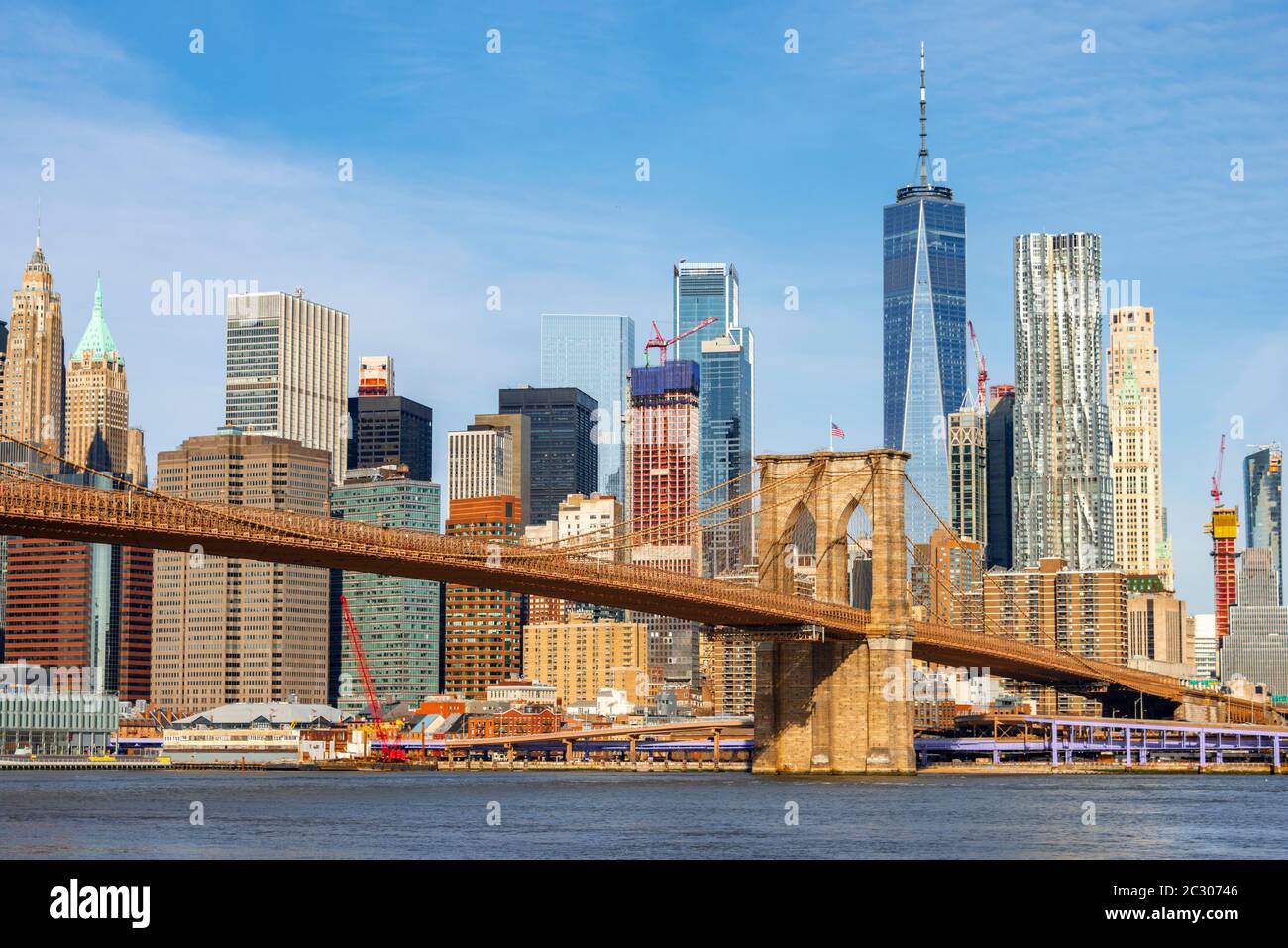 Vue depuis main Street Park sur l'East River jusqu'à la ligne d'horizon de Lower Manhattan avec le pont de Brooklyn, Dumbo, le centre-ville de Brooklyn, Brooklyn, New York Banque D'Images