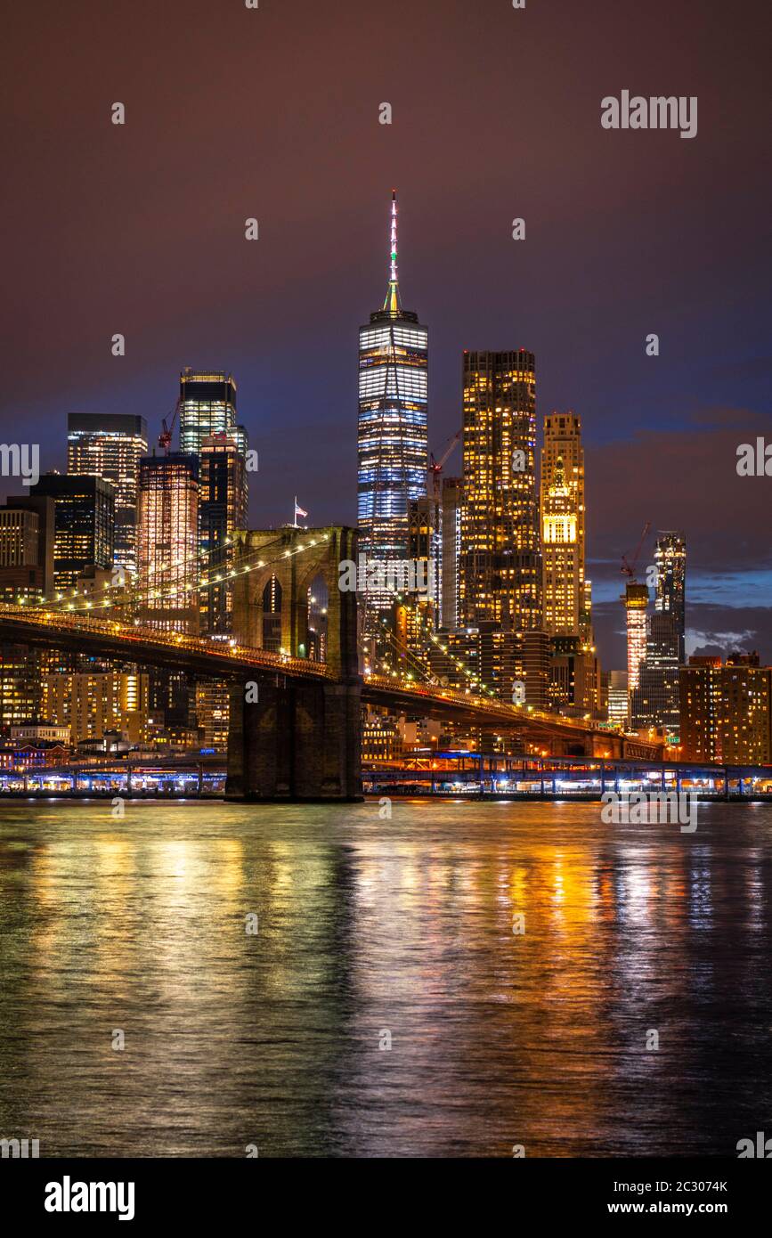 Vue de main Street Park la nuit sur l'East River jusqu'à la ligne d'horizon de Lower Manhattan, Brooklyn Bridge, Dumbo, Downtown Brooklyn, Brooklyn, New Banque D'Images