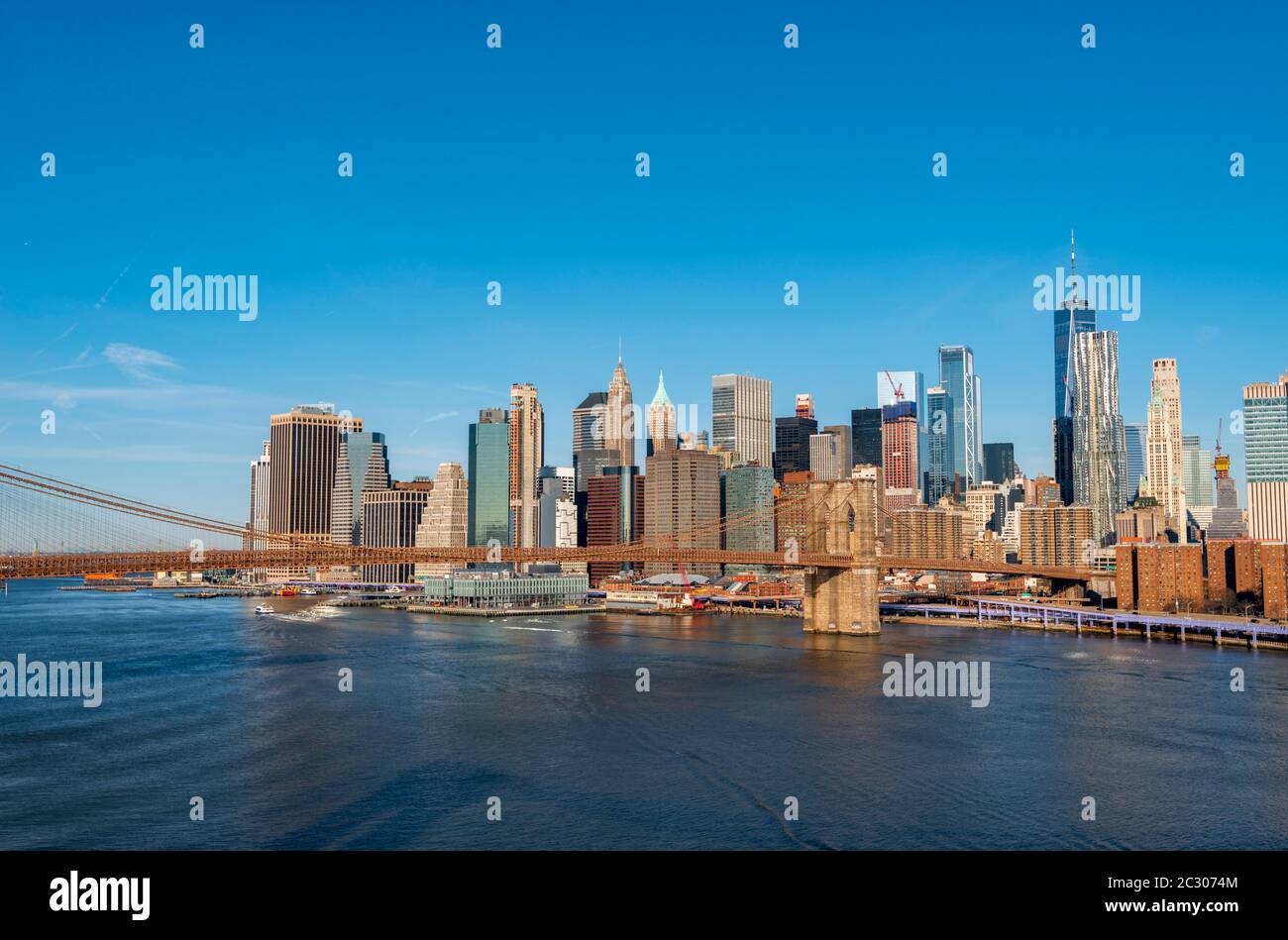 Vue depuis le pont de Manhattan, sur l'East River, jusqu'à la ligne d'horizon de Lower Manhattan et du pont de Brooklyn, Manhattan, New York, États-Unis Banque D'Images