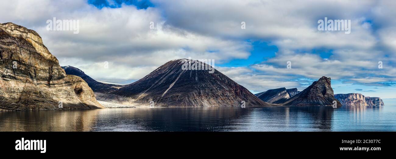 Paysage avec des montagnes sur la mer, le golfe de Buchan, l'île de Baffin, le Nunavut, le Nord du Canada Banque D'Images
