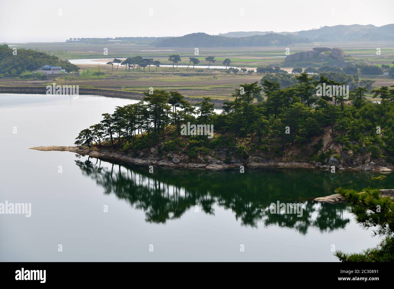 Paysage incroyable du lac Samilpo. Des réflexions magnifiques. IView par le dessus. C'est un des monuments naturels désignés par la Corée du Nord Banque D'Images