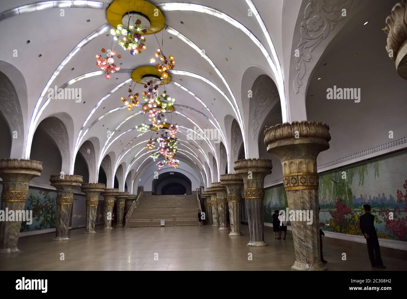 Pyongyang, Corée du Nord - 1er mai 2019 : intérieur de la station de métro Yonggwang. Métro Pyongyang Banque D'Images