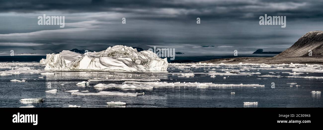 Icebergs dans Lancaster Sound, Canada Banque D'Images