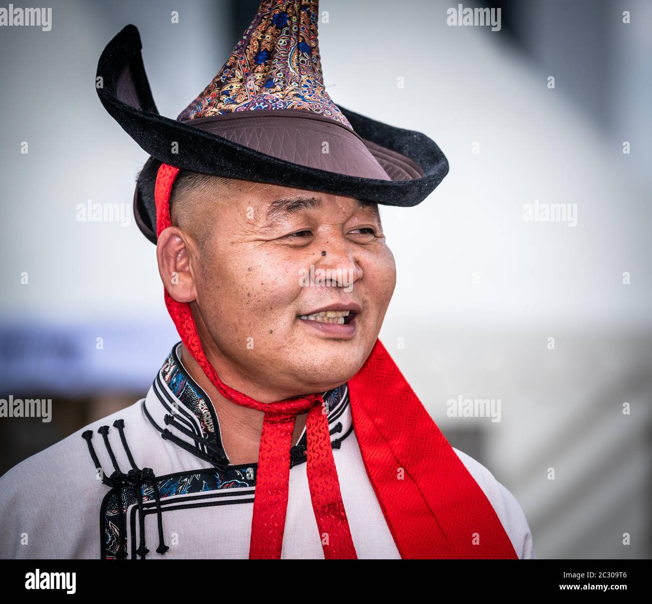 Homme adulte mongol posant dans le costume national, ville d'Oulan-Bator, Mongolie Banque D'Images