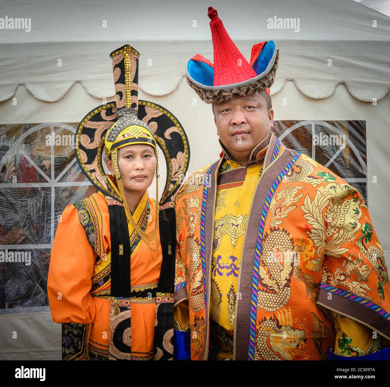 La famille mongole pose en costume traditionnel dans le FESTIVAL DE LA DÈEL (robe nationale), la place Sukhbaatar, capitale d'Oulan-Bator Banque D'Images