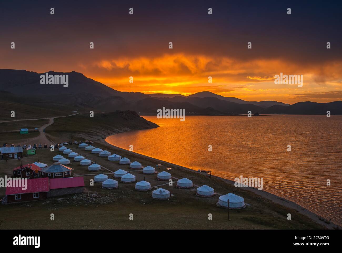 Lever du soleil au lac White Terkh, au ger, tente nomade, station balnéaire sur les rives du lac, province d'Arkhangai, Mongolie Banque D'Images