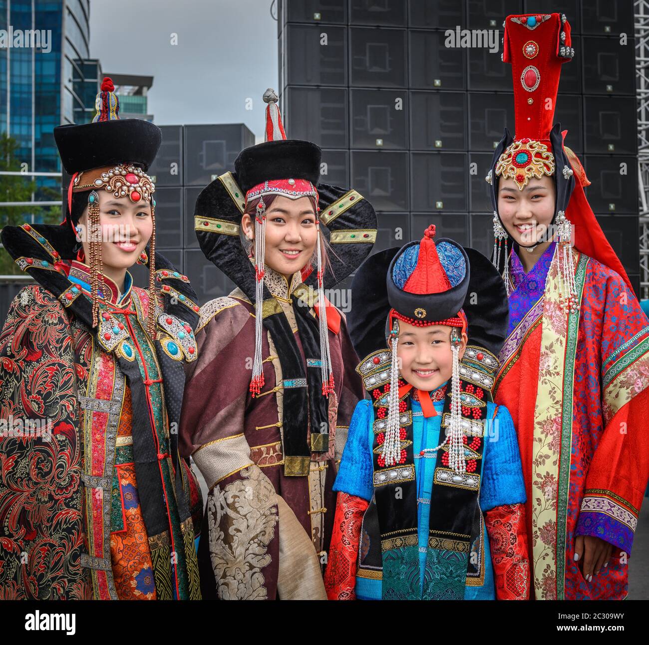 Jeunes femmes portant des costumes traditionnels mongoles et posant sur la place centrale pendant le FESTIVAL DE LA DÉENNE (robe nationale), capitale d'Oulan-Bator Banque D'Images