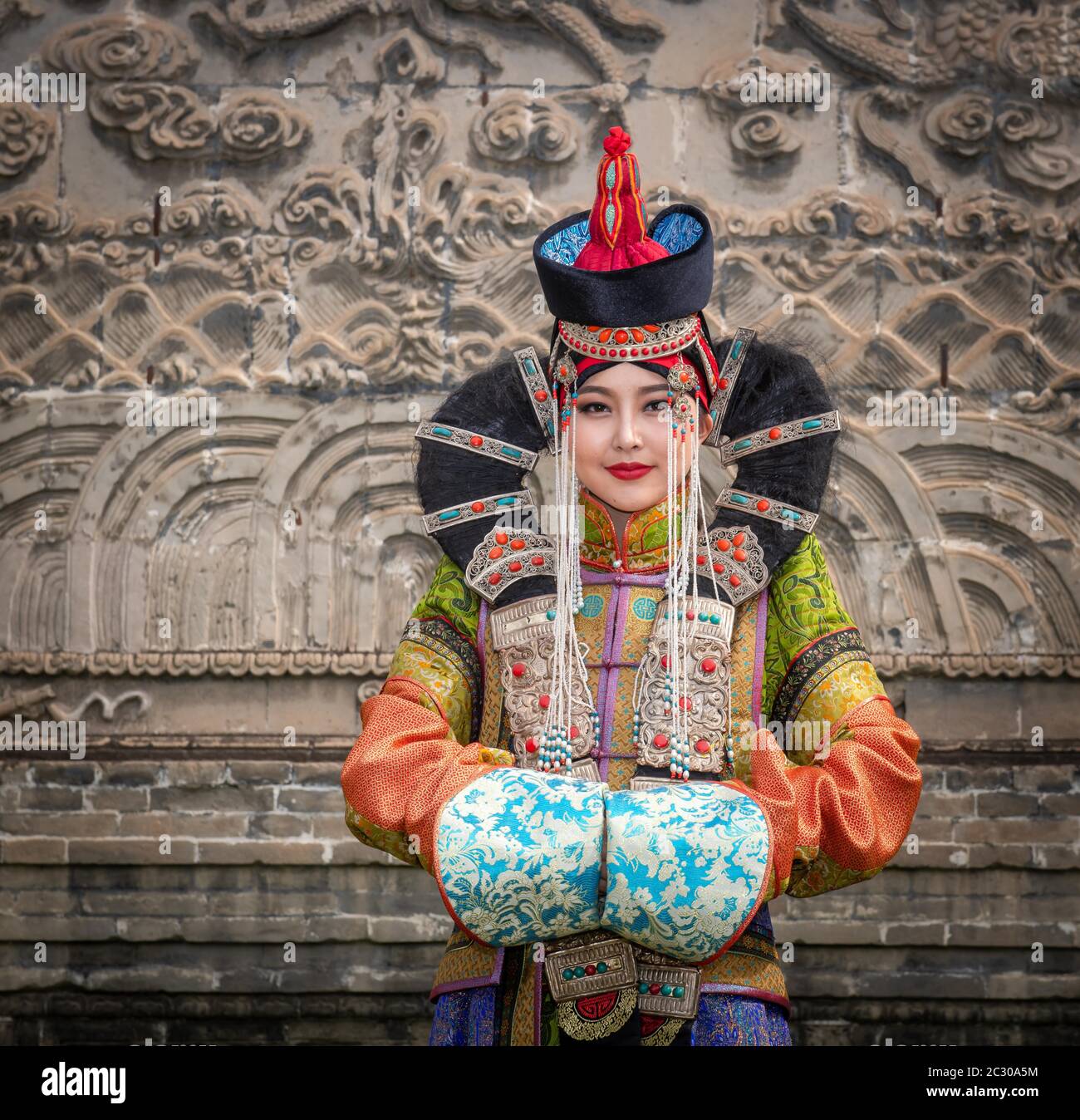 Fille mongole posant dans le costume national, ville d'Oulan-Bator, Mongolie Banque D'Images