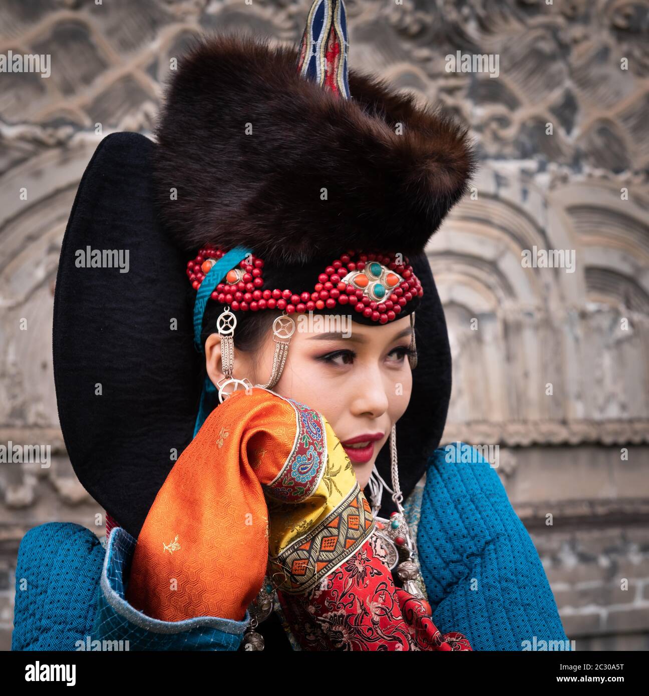 Fille mongole dans le costume national, ville d'Oulan-Bator, Mongolie Banque D'Images