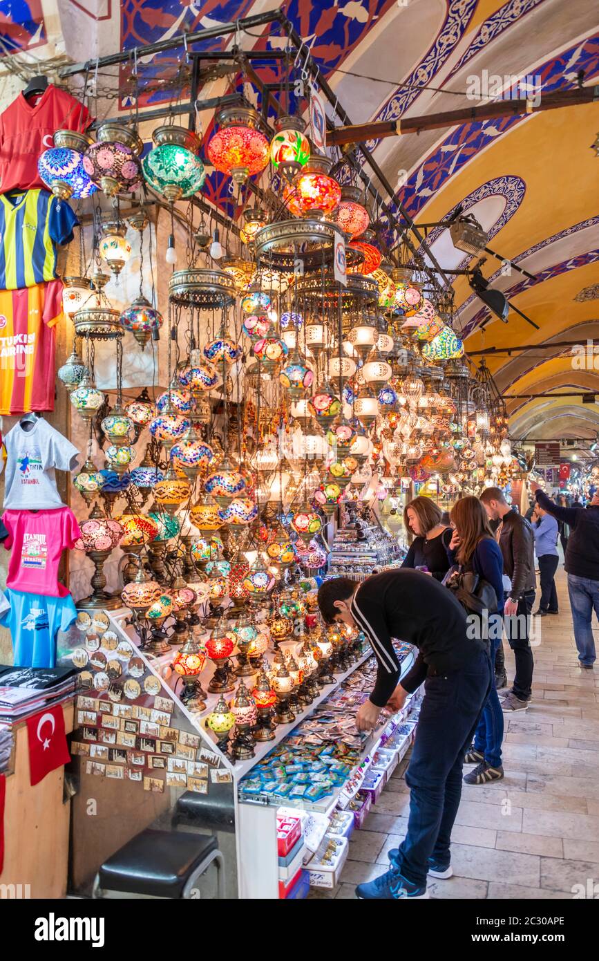 Boutique avec lampes, Kapali Carsi, Big Bazar ou Grand Bazar, Fatih, Istanbul, Turquie Banque D'Images