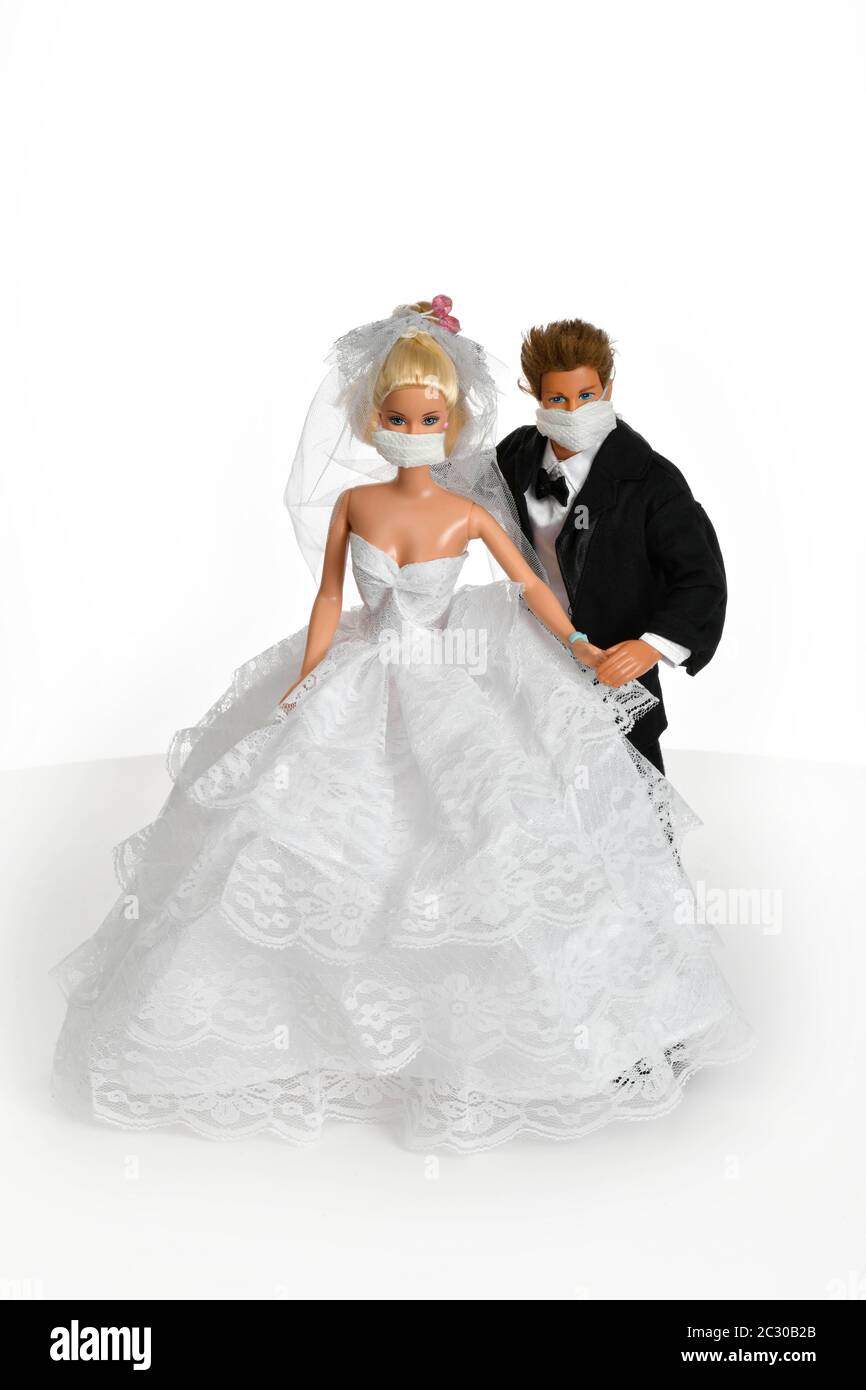 Image de symbole, mariages annulés, compagnie de jouets Mattel en crise, Barbie et Ken avec masques, crise Corona, Allemagne Banque D'Images