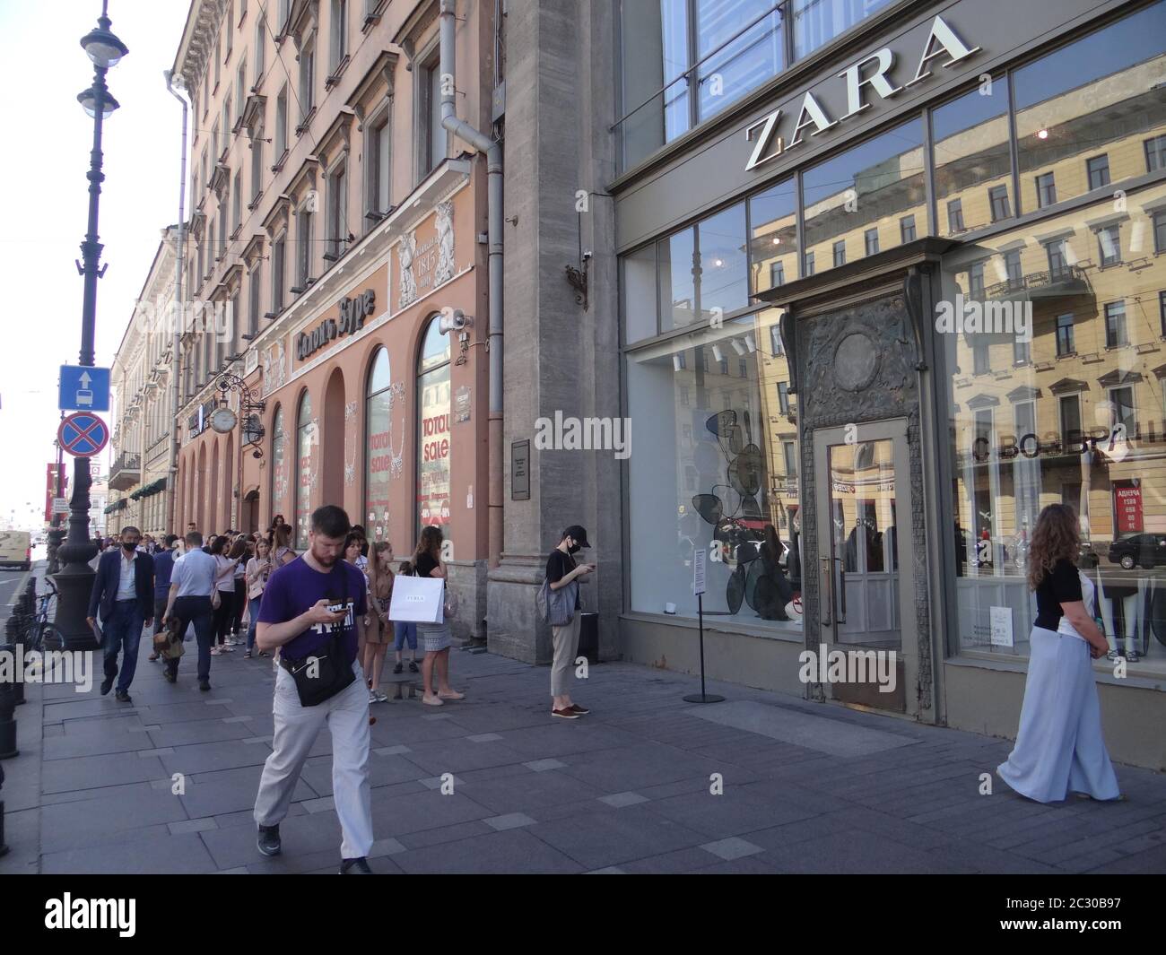 Les Russes font la queue pour Zara sur Nevski Prospekt Retail après  l'ouverture des boutiques indépendantes à Saint-Pétersbourg, Russie,  mercredi (17 juin), St Petersburg, Russie Photo Stock - Alamy