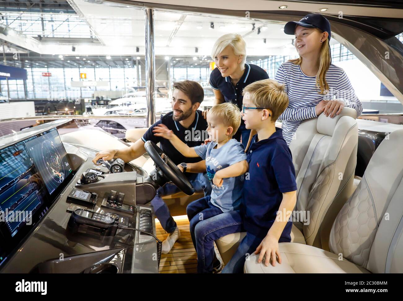 Messe boot Duesseldorf, famille modèle pose sur le Princess Yacht Rose Y85 anglais à l'occasion d'un événement de presse, Düsseldorf, Nord Banque D'Images