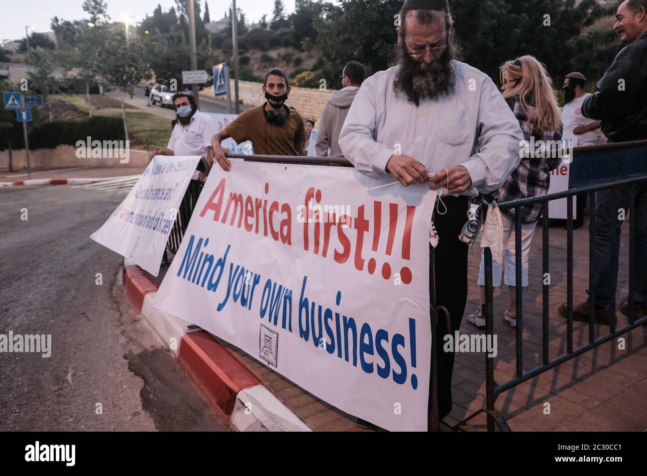 Jérusalem, Israël. 18 juin 2020. BARUCH MARZEL, du parti Otzma Yehudit, originaire de Boston, qui vit maintenant dans la communauté juive d'Hébron, participe à une manifestation devant l'ambassade américaine à Jérusalem contre le 1er juillet 2020, l'annexion de territoires de Cisjordanie selon l'interprétation de Netanyahou du plan de paix de Trump "la paix du siècle", Rejeter l'annexion partielle et objecter toute perspective d'un État palestinien. Crédit : NIR Amon/Alamy Live News Banque D'Images