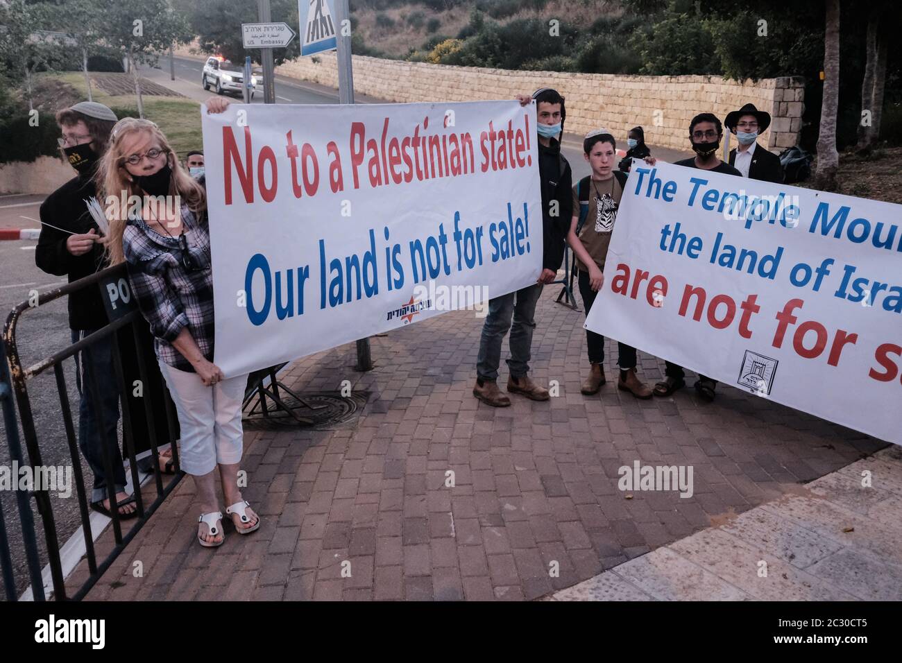 Jérusalem, Israël. 18 juin 2020. Le parti Otzma Yehudit et le mouvement Hozrim LaHar, qui s'efforcent d'établir un 3e temple sur le mont du Temple, ont manifesté devant l'ambassade américaine à Jérusalem contre le 1er juillet 2020, ont prévu l'annexion de territoires de Cisjordanie selon l'interprétation de Netanyahou du plan de paix de Trump « la "paix du siècle", Les manifestants rejettent l'annexion partielle et dénonce toute perspective d'un État palestinien. Crédit : NIR Amon/Alamy Live News Banque D'Images